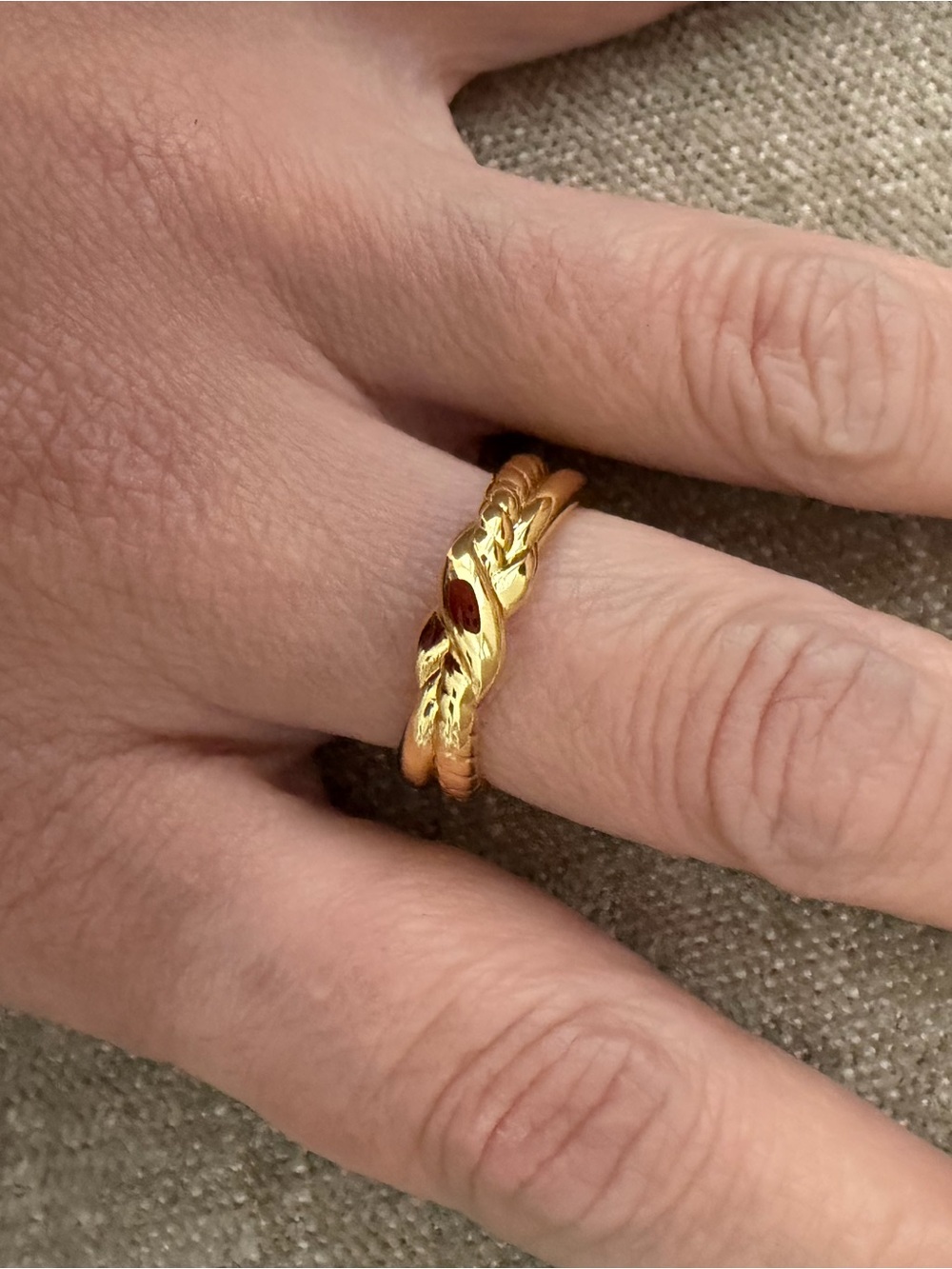 DY Gold-Tone Leaf Accent Women's Ring - Elegant Green Detail